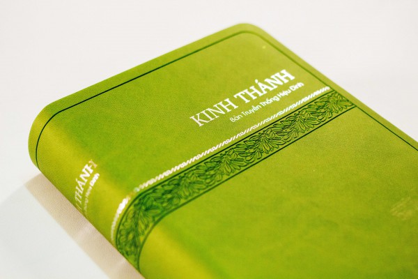 Kinh Thánh tiếng Việt mạ bạc bản Hiệu đính 2010